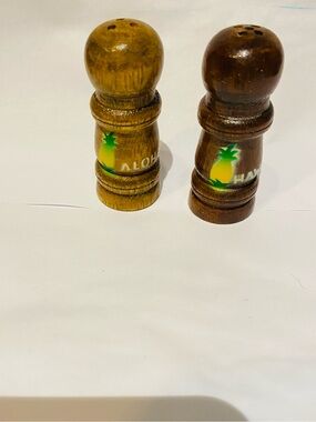VNTG Wooden S&P Shakers with Hawaii Pineapple Design